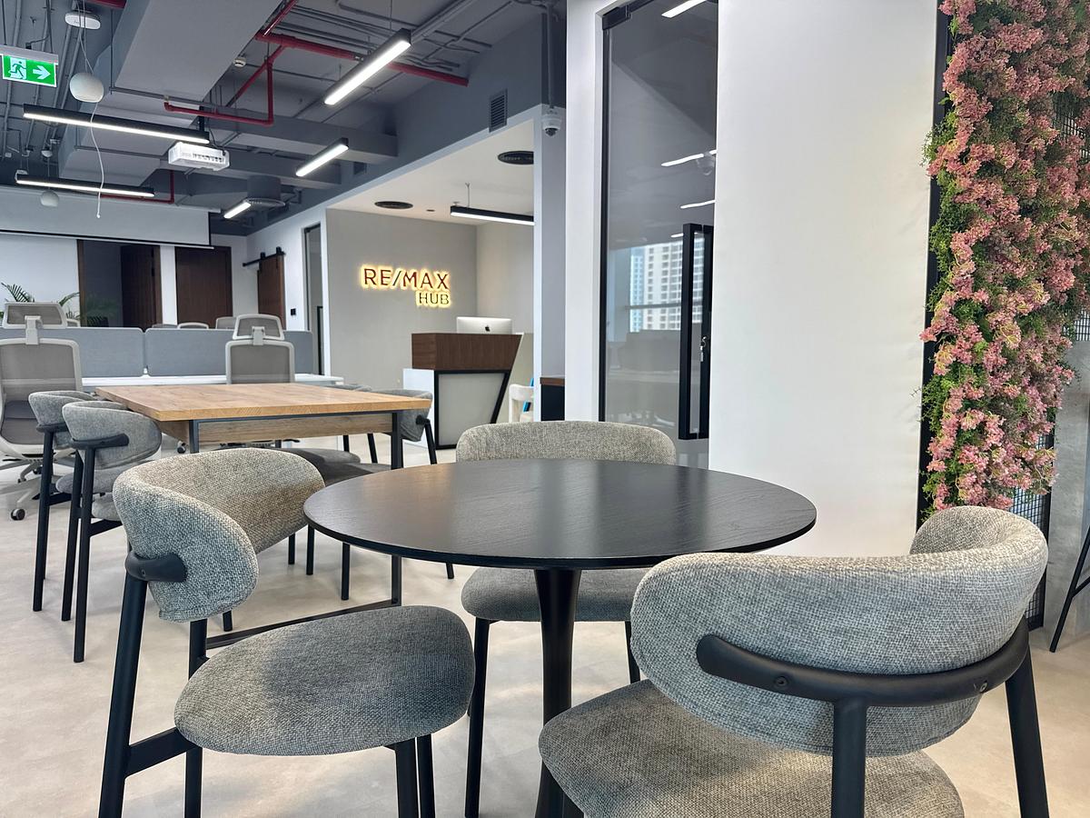 RE/MAX Hub hero image